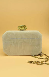 Bolso de Mano de Resina de Diseño Natural Moderno y Lujoso, Correa Dorada, Patrón Floral Geométrico para Fiestas Nocturnas, Navidad, Aaliyan Impex - Product Image 2