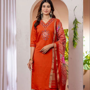 Vibrante Traje Étnico Indio de Corte Recto con Bordado Elaborado en el Escote y Dupatta de Organza con Rayas en Contraste - Product Image 1