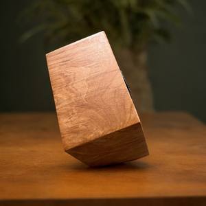 Reloj de mesa de madera que añade calidez y personalidad a espacios minimalistas, la apariencia artesanal le da un aspecto refinado. - Product Image 4