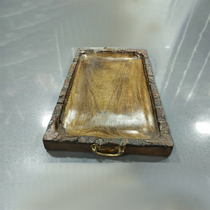 Bandeja de corteza de madera de diseño de lujo con técnica de horno con mango de metal para bandeja de madera natural de fiesta con textura brillante - Product Image 2