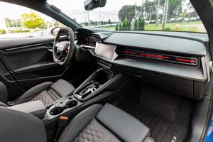 LUXURY RIDE 2025 RS3 Turbo de 5 Cilindros, Tracción en las Cuatro Ruedas, Azul Metálico Ascari, Equipamiento de Alta Gama - Product Image 2