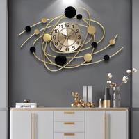 Vente en gros style européen Horloge murale moderne en fer 78x38cm, créative et simple, avec peinture