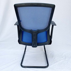 Silla Elevadora Ergonómica MFW15QX con Reposacabezas Ajustable, Reposabrazos Desmontables, Respaldo de Malla y Cuero PU Azul, Diseño Plegable - Product Image 3