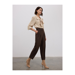 Pantalones de corte zanahoria con pliegues dobles y mezcla de viscosa antiarrugas, color índigo marrón - Product Image 1