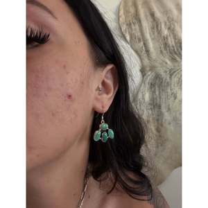 Pendientes Colgantes Geométricos de Turquesa Kingman y Plata de Ley Hechos a Mano por Artesanos Navajo - Product Image 2