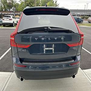 SUV automatique essence 2L I-4 Momentum Drive-E, transmission intégrale AWD, XC60 T5 2022 d'occasion - Product Image 1