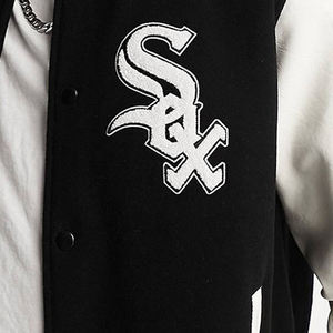 Chaqueta Universitaria Personalizada con Mangas Divididas, Parche de Bordado Chenille con Logotipo, Chaqueta de Béisbol en Contraste Blanco y Negro - Product Image 3