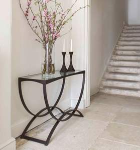 Elegante mesa consola de metal negro arqueada con tapa de cristal. Diseño atemporal. Disponible a precios de mayorista. - Product Image 1