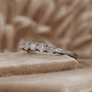 แหวนหมั้นทรงน่ารักประดับเพชรโมอิสซาไนต์ทรงกลมขนาด 4 มม. 5 เม็ด แบบฝังหนามเตย สำหรับผู้หญิง ทำจากทองคำขาว 10K สีโรสโกลด์ - Product Image 1