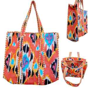 Bolso de mano acolchado con estampado bohemio Ikat-Bolso artesanal sostenible vibrante - Product Image 1