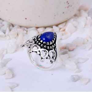 Anillo llamativo de lapislázuli en forma de lágrima, chapado en rodio, plata oxidada, joyería bohemia, banda con intrincados motivos étnicos en espiral - Product Image 2