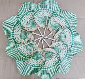Éventails ronds en papier sculpté faits à la main, design traditionnel à rayures colorées, manche en bambou naturel, décoration pour la maison - Product Image 5