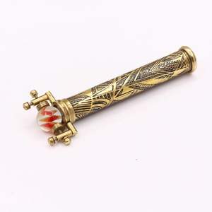 Caleidoscopio Gigante de Latón con Diseño de Flor Trigonal Hecho a Mano, Impresionante Exhibición Visual sobre Base de Madera Dura, Regalo Único para Coleccionistas y Amantes del Arte - Product Image 3