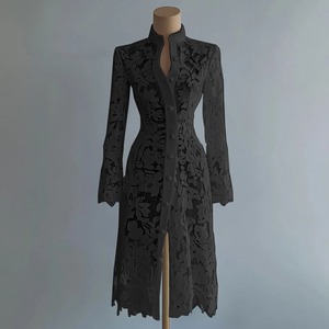 Elegante Vestido de Noche Negro de Encaje con Corte en A, Cola Capilla, Estampado Floral, Cuello Alto y Manga Larga - Product Image 2