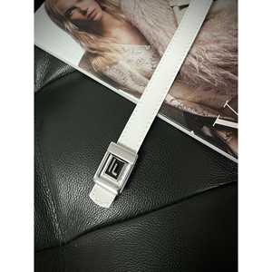 เข็มขัดหนังวัวบางสำหรับผู้หญิงพร้อมโลโก้ F - Product Image 1