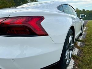 E-tron GT Sedan 2022, 522 chevaux, double moteur, transmission intégrale, suspension pneumatique adaptative, boîte de vitesses automatique, batterie lithium, conduite à gauche, cuir, jantes R19 - Product Image 3