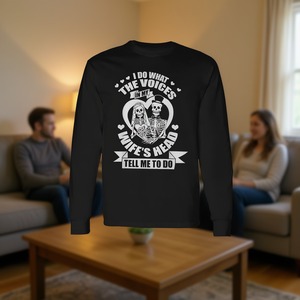 Camiseta de Manga Larga 'Hago lo que las Voces en la Cabeza de Mi Esposa Me Añaden' Producto Promocional - Product Image 3