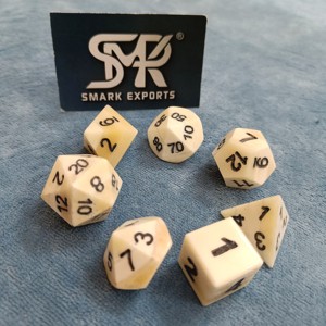 Jeu de dés polyédriques en os de buffle classique fait à la main pour les sessions RPG et les collectionneurs de jeux de société Fantasy - Product Image 3
