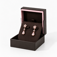 Boîte de présentation carrée personnalisée en cuir PU marron avec doublure en velours rose pour emballage de colliers – Vente en gros