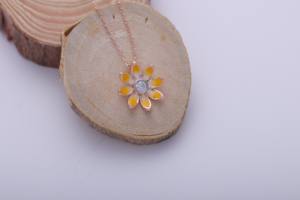 Collier pendentif de luxe en émail à motif floral avec pierre centrale cultivée en laboratoire, en or jaune/rose/blanc 18 carats plaqué rhodium - Product Image 2