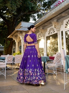 Lentejuelas de seda de Vichitra de desgaste de la boda y el bordado de hilo Lehenga Choli mujer moda fabricante de la India - Product Image 6