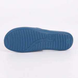 Zapatillas ligeras y silenciosas para hombre y mujer, chanclas unisex de color negro - Product Image 6