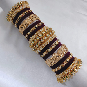 Juego de brazaletes de terciopelo real para mujer adornados con piedras de Pota elegantes chapadas en oro y detalles de perlas clásicas - Product Image 5