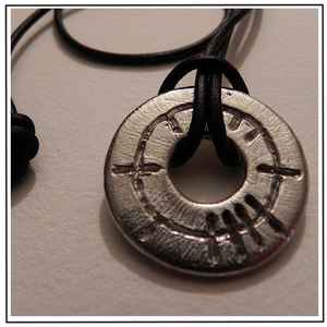 2024 nueva personalidad forma Irregular Snack aleación colgante moda exagerada señora cuero cordón cadena elegante encanto temperamento - Product Image 5