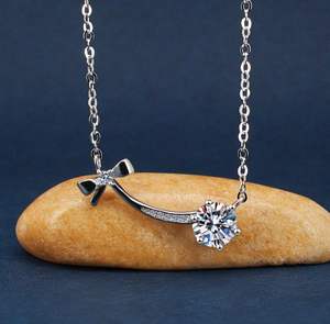 Collar de Boda Moderno de Plata de Ley S925 con Perla Negra, Collar de Moda para Mujer con Colgante de Moissanita VVS1 de 1 Quilate con Diseño de Lazo - Product Image 1