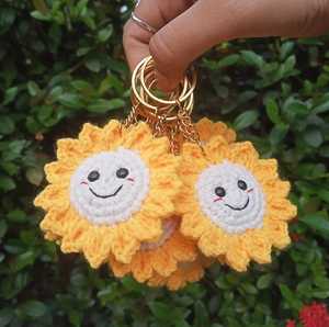 Crochet soleil fleur porte-clés tissage à la main mignon cadeau pour clés de voiture sac portefeuille sac à main femmes filles par les expéditeurs indiens - Product Image 1