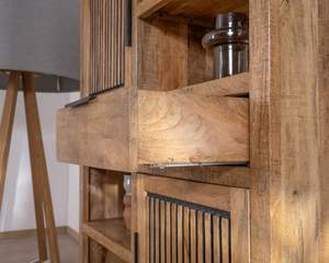 Buffet en bois de manguier avec pieds en métal Manoha et portes striées réversibles - Product Image 6