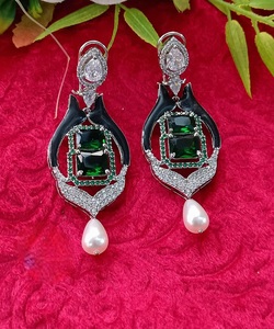 ต่างหูมุกโทนสีเงินมีสไตล์ต่างหูแฟชั่นสีเงินประดับมุกดีไซน์เนอร์ชุดปาร์ตี้สำหรับผู้หญิง - Product Image 4