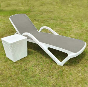 Tumbona de Jardín de Plástico Blanca - Silla Reclinable Ajustable para Patio Exterior - Product Image 1