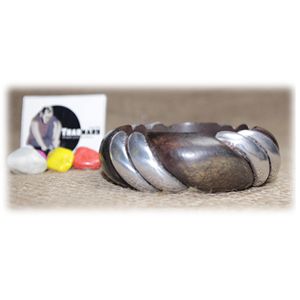 Bracelet en bois brun traditionnel pour femmes avec bracelets à la mode en aluminium - Product Image 1