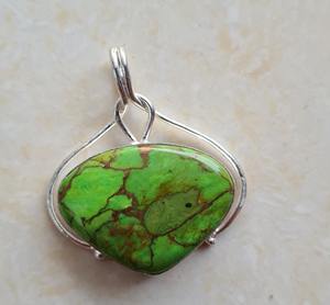 Pendentif artisanal en argent sterling 925, pierre précieuse turquoise verte cuivrée, forme de cœur, serti clos, bijou unique, style bohème - Product Image 4