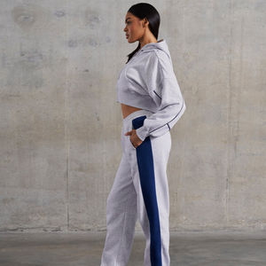 Nuevo Conjunto Deportivo de Invierno para Mujer, Sudadera con Capucha y Pantalones Acampanados, Conjunto Deportivo Personalizado con Sudadera con Capucha y Pantalones Deportivos 100% - Product Image 6