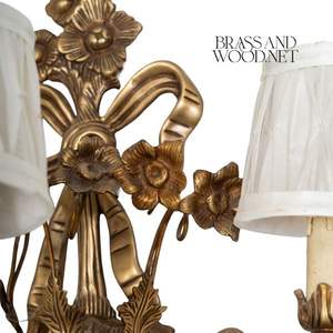 Aplique de pared de latón antiguo con diseño de tres brazos Detalles de hojas adornadas y tonos de tela para interiores de lujo clásicos - Product Image 6