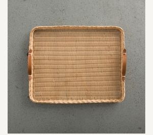 Plateau en rotin rectangulaire naturel avec motif en rotin treillis et poignée pour ranger les ustensiles de cuisine et les décorations pour la maison - Product Image 1