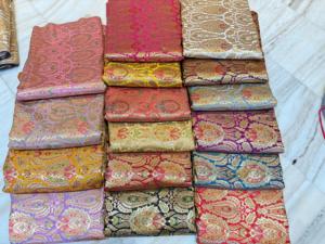 Vente en gros de vêtements de luxe en tissu de soie de qualité supérieure commandés sur commande Décoration intérieure Artisanat tricoté Robe de mariage pour garçons - Product Image 3