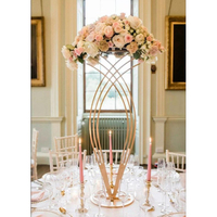 Décor de mariage en métal doré de luxe pour événements de grande taille, design tendance, par Design Creation International