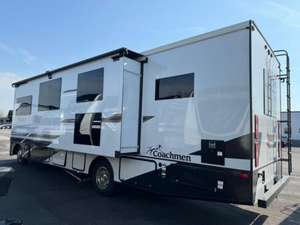 Ahora en venta: Autocaravana Coachmen Pursuit Clase A con motor a gasolina, modelo 31ES, con cama king size extraíble. - Product Image 3