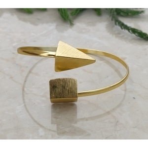 Bracelets en laiton faits à la main, plaqués or, forme pyramidale tendance, style et design uniques - Product Image 1