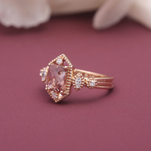 แหวนแต่งงานเพชรทรงหกเหลี่ยมแบบ Halo ที่ได้รับการรับรองจาก IGI ทำจากทองคำ 14K สีโรสโกลด์/สีเหลืองและสีขาว ประดับเพชรทรง Radiant Cut สีชมพู - Product Image 6