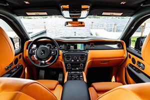 Elegante y Impecable Rolls-Royce Cullinan 2024, V12 Biturbo, Tracción en las Cuatro Ruedas, Interior Mandarín, Altamente Equipado - Product Image 5