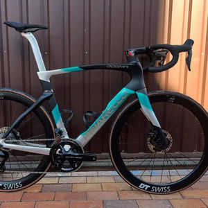 NOUVEAU Vélo de route DOGMA F-series DURA ACE DI2 2024 avec freins à disque hydrauliques, performances haute performance - Product Image 1