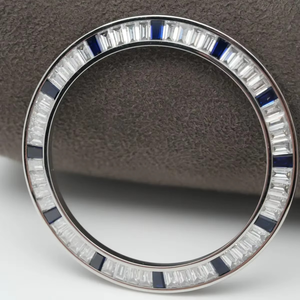 แหวนขอบหน้าปัดนาฬิกา GMT ขนาด 40 มม. ทำมือจากสแตนเลสสตีลประดับโมอิสซาไนต์ รุ่น Luxira Jewels ดีไซน์แบบร่อง ประดับด้วยพลอยสีมรกตและทับทิมทรงบาแกตต์ - Product Image 5