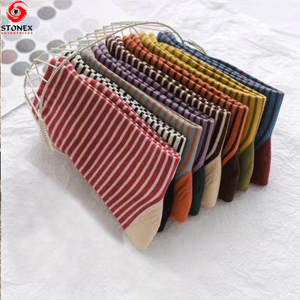 Chaussettes pour femmes en gros avec logo personnalisé, chaussettes de sport en coton et élasthanne de haute qualité, séchage rapide, usage quotidien - Product Image 4