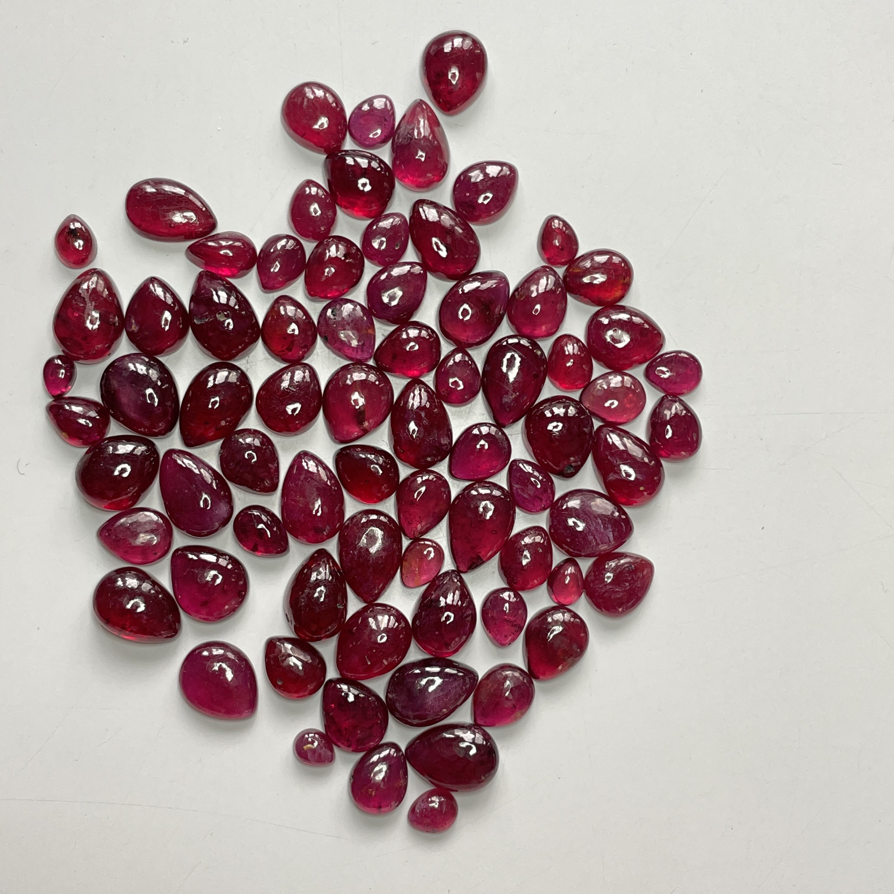 สีแดงเข้ม