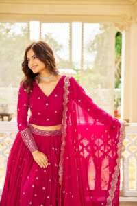 Lehenga Choli de Diseñador Completamente Cosido con Bordado, Lehenga Choli de Boda para Exportación Mundial - Product Image 4