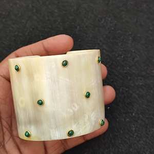 Bracelet large en corne de buffle écologique fait à la main avec des accents de points en laiton, bijoux de déclaration pour femmes - Product Image 5